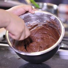 dejar enfriar y agregar a la mezcla de queso, integrándolos de forma envolvente, refrigerar por 1 hora.