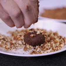 Hacer bolitas y pasar unas por la cocoa, otras por el coco y otras por la nuez para decorar.
