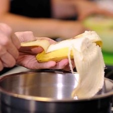 Pelar los plátanos y aplastarlos con un tenedor.