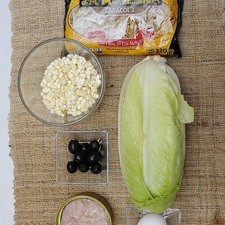 Ingredientes para receta 220 gramos de pasta de caracoles la moderna 4 hojas de lechuga orejona 2 piezas de huevo 10 piezas de aceituna negra sin hueso 1 taza de granos de elote 1 lata de atún en aceite sal al gusto pimienta negra molida al gusto