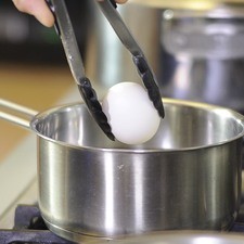 Cocer los huevos con un poco de agua en una olla honda mediana hasta que estén cocidos dejar enfriar y reservar.