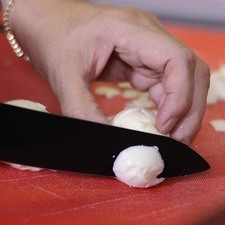 Pelar los huevos cocidos y cortarlos en rodajas. Reservar
