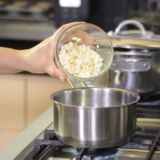 Cocer los granos de elote con un poco de agua en una olla honda mediana, hasta que estén cocidos, dejar enfriar y reservar. Cortar en rodajas las aceitunas.