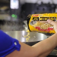 Cocer la pasta, hervir agua en una olla, agregar la pasta.