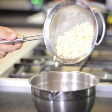 Añadir los granos de elote cocido.