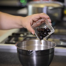 Agregar las aceitunas, sazonar con pimienta y sal revolver bien para integrar los ingredientes. Reservar.