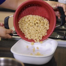 Vaciar la pasta a la ensaladera.
