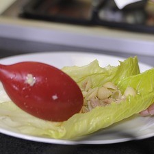 Para servir colocar una hoja de lechuga. Servir un poco de la pasta