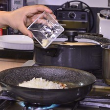 Añadir la cebolla y el ajo picado y continuar cociendo unos minutos más.
