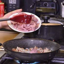 Agregar el jamón picado revolver y reservar.