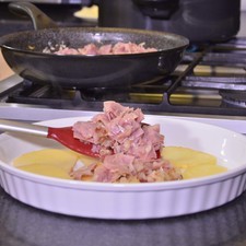 Agregar un poco de la mezcla de tocino.