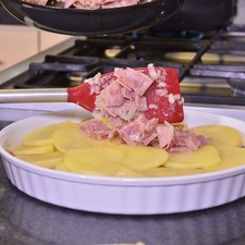 Colocar encima otra capa más de papa, mezcla de tocino y queso.