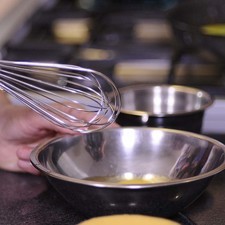 Poner el resto de los huevos y la clara en otro tazón.