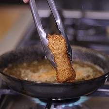 Freír en aceite vegetal bien caliente hasta que se vean dorados.