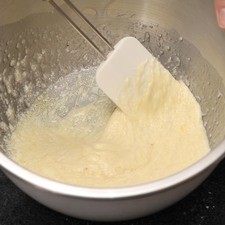 Combinar el huevo, el aceite, el yogur y el extracto de vainilla en otro tazón y mezclar bien con una pala miserable.