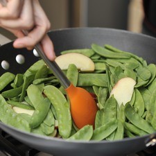 Añadir las manzanas y los chícharos y cocer durante 5 a 7 minutos hasta que los chícharos estén cocidos pero crujientes.