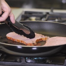 Calentar un poquito de aceite. Sofreír las chuletas un par de minutos por cada lado.