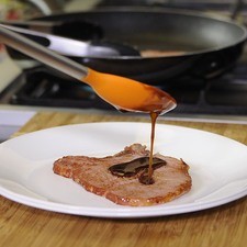 Para servir colocar una chuleta en el plato y bañar con un poco de la salsa de tamarindo acompañar con una copa de vino.