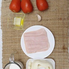 Ingredientes para receta 220 gramos de pasta de spaghetti la moderna 3 piezas de jitomate guaje 1 diente de ajo 1/2 taza de crema de leche de vaca 5 rebanadas de jamón de pavo sal al gusto pimienta negra molida al gusto 200 gramos de queso oaxaca 1 cucharada de aceite de oliva