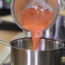 Calentar la cucharada de aceite y sofreír el jitomate molido hasta que se torne completamente rojo sazonar con sal y pimienta.