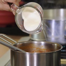Añadir la crema, revolver bien y apagar el fuego.