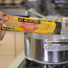 Hervir agua en una olla, agregar la pasta.