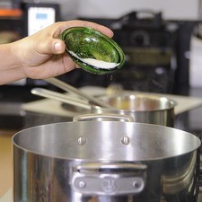 Añadir un poco de sal y dejar cocer entre 8 y 10 minutos, hasta que esté al dente.