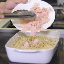Vaciar la pasta en el refractario para horno, el jamón picado.