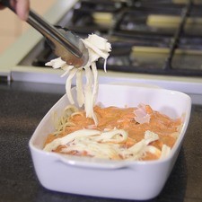 Añadir el queso Oaxaca desmenuzado encima y meter al horno durante 15 minutos a 350° F ( 175° C ) o hasta que gratine el queso.