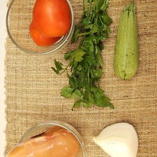 Ingredientes para receta 1 pieza de zanahoria 4 ramas de perejil fresco 1/4 pieza de cebolla blanca 1/2 pieza de pechuga de pollo 2 piezas de jitomate guaje sal al gusto pimienta negra molida al gusto 2 piezas de calabacita italiana