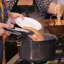 Cocer en una olla honda la pechuga de pollo con la cebolla y un poquito de sal hasta este cocida. Dejar enfriar y reservar.