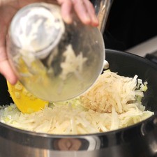 Añadir la papa rallada y el hinojo y continuar cociendo durante 8 minutos hasta que los ingredientes se doren, meneando con frecuencia.