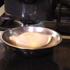 Retiramos el pollo del caldo y deshebrar.