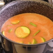 Añadir jitomate molido, calabacitas.