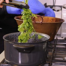 Agregar las zanahorias, las ramas de perejil.