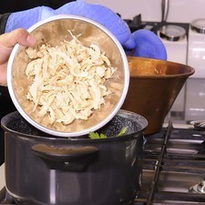 Agregar el pollo deshebrado dejar cocer 5 minutos más para que se integren los sabores rectificar sazón.