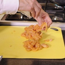 Salpimentar los trozos de pollo. S 13787 1475614581