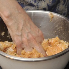 Mezclar bien y dejar reposar mientras se prepara la salsa.