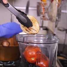 Colocar en el vaso de la licuadora las pieles de los chiles, jitomate, cebolla, ajo y pizca de orégano. Moler bien hasta obtener una mezcla homogénea. S 13791 1475614692