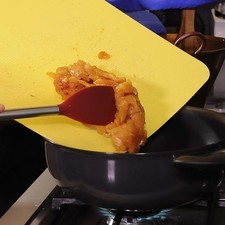 Calentar el aceite y sofreír los trozos de pollo durante un par de minutos hasta que cambien de color. S 13792 1475614512