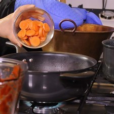 Agregar la zanahoria en rodajas. Sazonar con pimienta y sal. Continuar cociendo hasta que este cocido. S 13794 1475614512