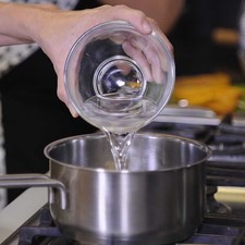 Hacer una miel combiando el azúcar y el agua en una olla pequeña, hervir durante 5 minutos. Dejar enfriar S 13796 1475614941