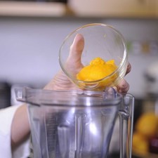 Cortar la fruta y moler en la licuadora, S 13797 1475615107