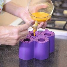 Rellenar los contenedores de paletas con una de las frutas y meter al congelador durante 1 hora, S 13800 1475614587