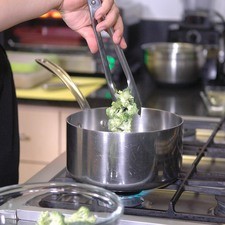 Para blanquear los floretes de brócoli poner a hervir agua en una olla y agregar el brócoli durante 1 minuto. Retirar del agua caliente.