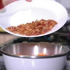 Agregar el tocino frito.