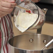 Colocar en una olla honda, incorporar el resto de la crema.