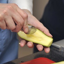 Cortar las calabacitas a lo largo por la mitad.