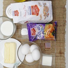 Ingredientes para cupcakes 1 3/4 tazas de harina para hotcakes tutti fruti o chocolate Nuevo 1 1/2 tazas de harina de trigo san antonio tres estrellas Nuevo 1 lata de leche condensada 5 piezas de huevo 1/2 taza de leche de vaca 1/2 cucharita de polvo para hornear (levadura química) 1/2 taza de aceite vegetal comestible Ingredientes para betún blanco 4 tazas de azúcar glass (pulverizada) 1 cucharita de esencia de vainilla 2 cucharadas de leche de vaca