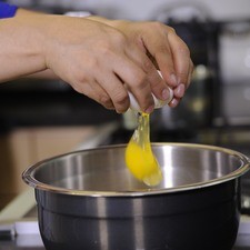 Agregar huevos, aceite vegetal.